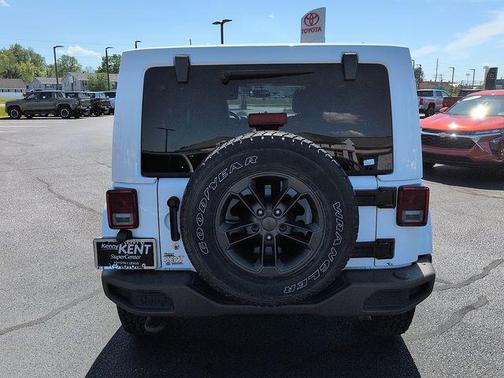 Bright White Clearcoat 2016 Jeep Wrangler Unlimited Sahara