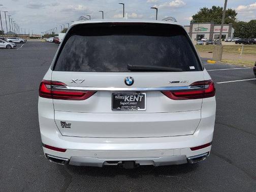 Mineral White Metallic 2022 BMW X7 xDrive40i