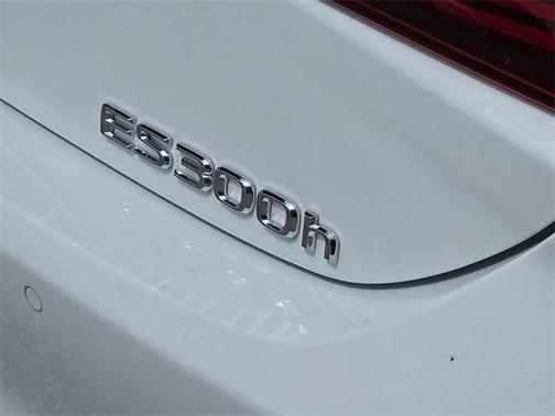 2025 Lexus ES 300h F SPORT Design