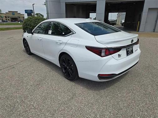 2025 Lexus ES 300h F SPORT Design