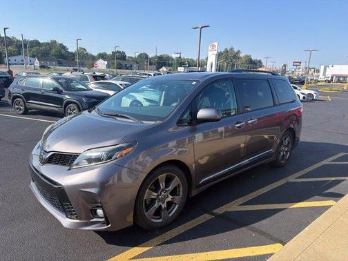 Predawn Gray Mica 2018 Toyota Sienna SE