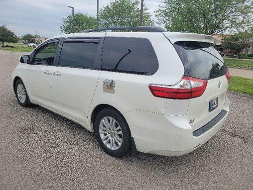 Blizzard Pearl 2017 Toyota Sienna XLE