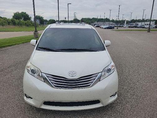 Blizzard Pearl 2017 Toyota Sienna XLE