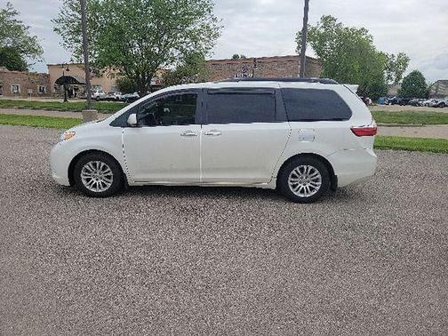 Blizzard Pearl 2017 Toyota Sienna XLE