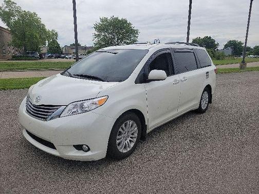 Blizzard Pearl 2017 Toyota Sienna XLE