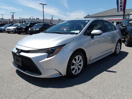 Photo 3 of 24 of 2020 Toyota Corolla LE