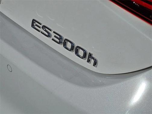 2025 Lexus ES 300h Base