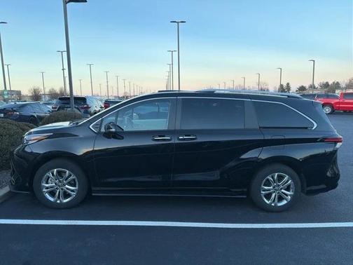 2023 Toyota Sienna Platinum