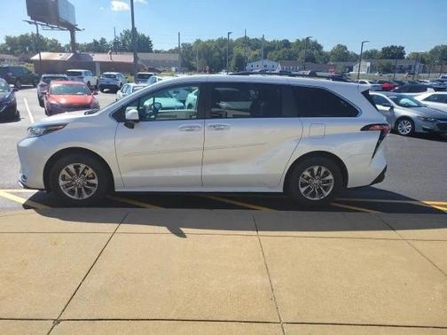 2022 Toyota Sienna XLE 7 Passenger