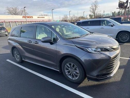 2022 Toyota Sienna LE