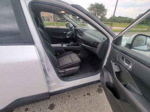 Everest White Pearl Tricoat 2026 Nissan Rogue SV
