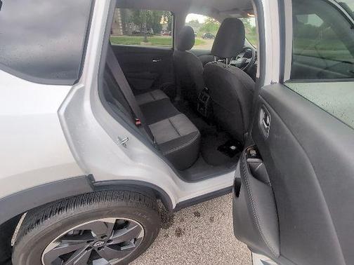 Everest White Pearl Tricoat 2026 Nissan Rogue SV