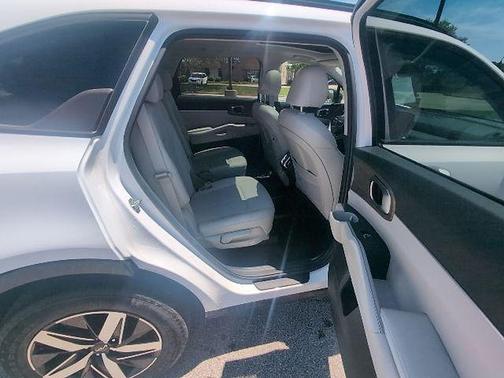 Glacial White Pearl 2023 Kia Sorento EX