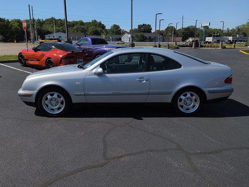 Brilliant Silver 1999 Mercedes-Benz CLK-Class 320