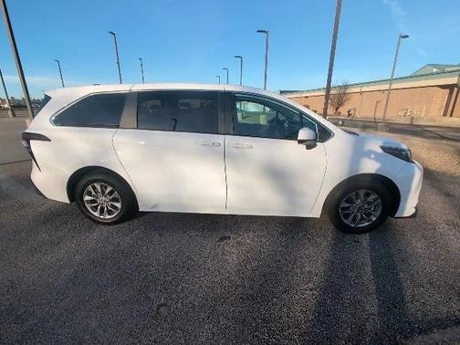 2024 Toyota Sienna LE