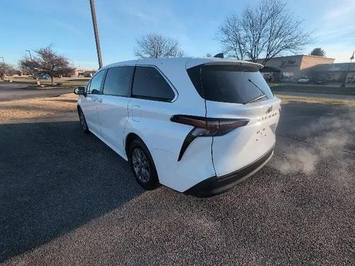 2024 Toyota Sienna LE