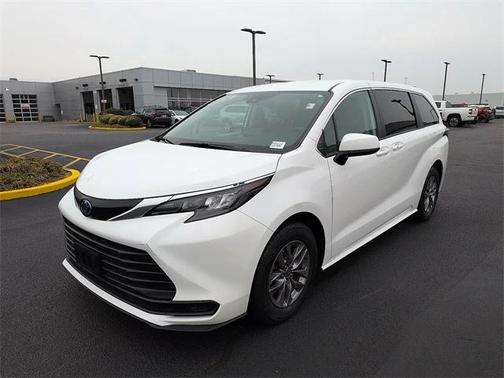 2024 Toyota Sienna LE