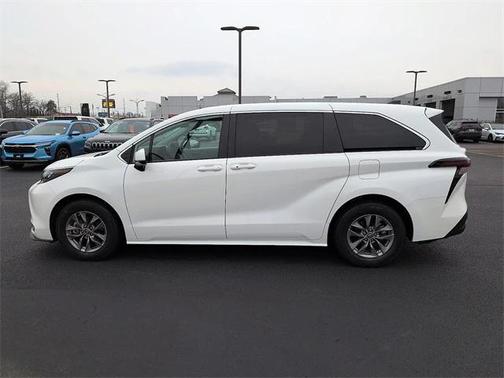 2024 Toyota Sienna LE