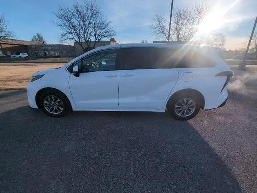 2024 Toyota Sienna LE