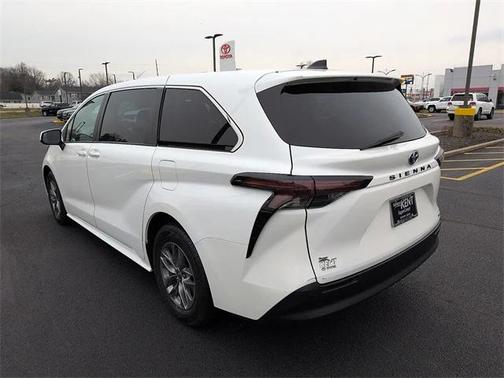 2024 Toyota Sienna LE