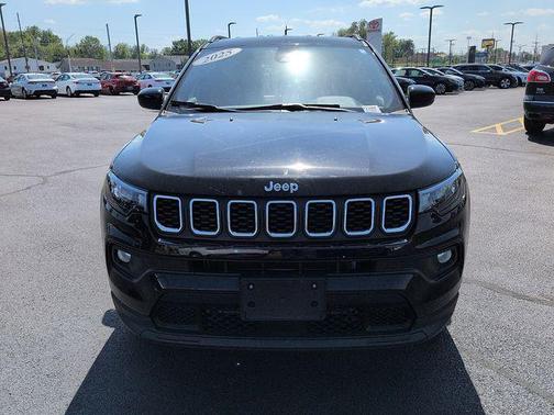 Diamond Black Crystal Pearlcoat 2025 Jeep Compass Latitude