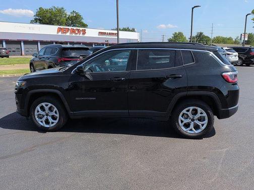 Diamond Black Crystal Pearlcoat 2025 Jeep Compass Latitude