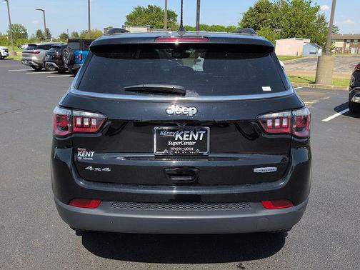 Diamond Black Crystal Pearlcoat 2025 Jeep Compass Latitude