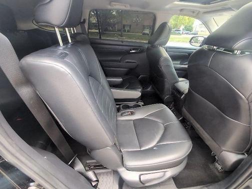 Midnight Black Metallic 2024 Toyota Highlander XLE