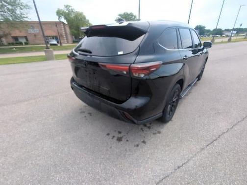 Midnight Black Metallic 2024 Toyota Highlander XLE