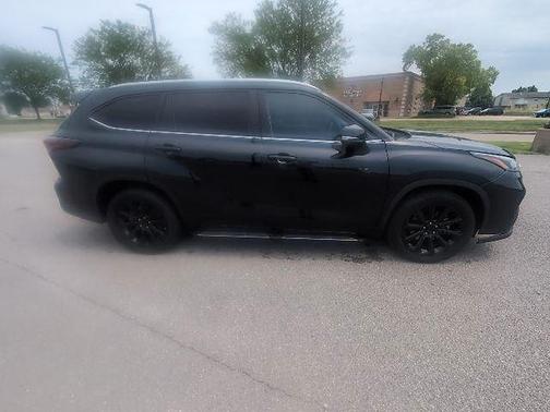 Midnight Black Metallic 2024 Toyota Highlander XLE