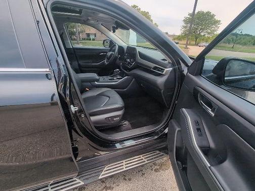 Midnight Black Metallic 2024 Toyota Highlander XLE