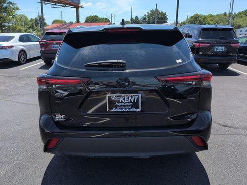 Midnight Black Metallic 2024 Toyota Highlander XLE