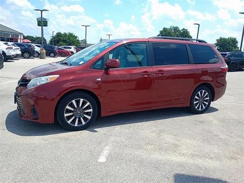 2018 Toyota Sienna LE