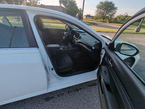 Glacier White 2025 Nissan Altima 2.5 SV