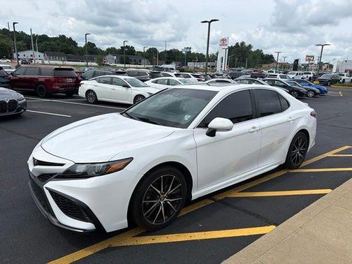Super White 2021 Toyota Camry SE