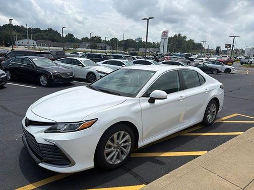 Ice 2023 Toyota Camry LE