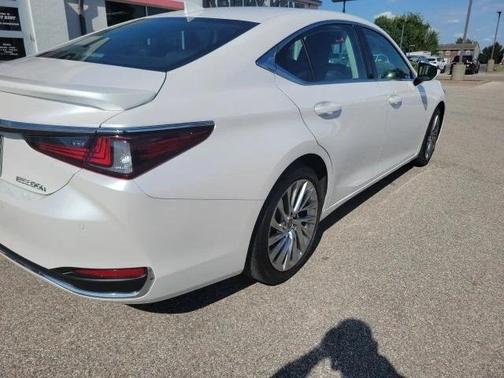 2023 Lexus ES 300h Luxury