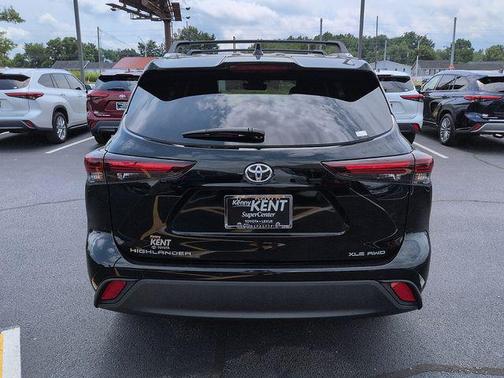 Midnight Black Metallic 2025 Toyota Highlander XLE