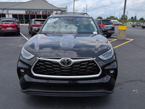 Midnight Black Metallic 2025 Toyota Highlander XLE
