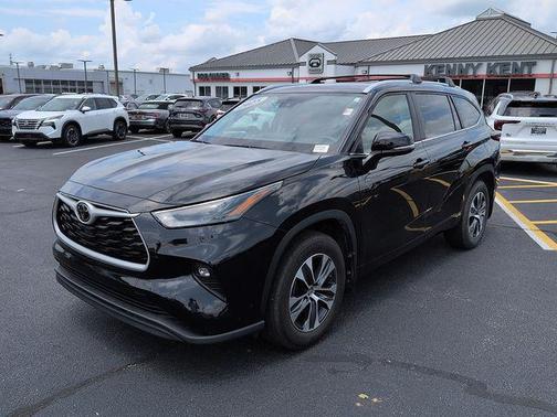 Midnight Black Metallic 2025 Toyota Highlander XLE