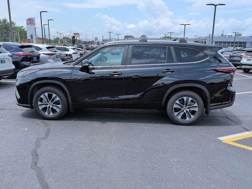 Midnight Black Metallic 2025 Toyota Highlander XLE