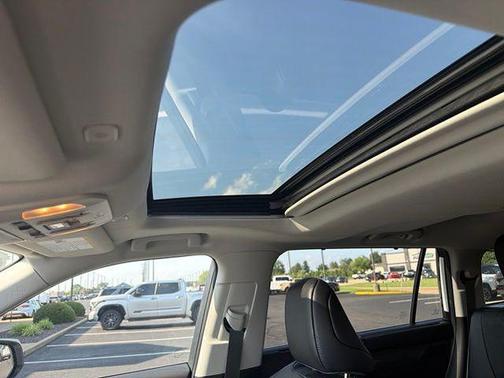 Pearl 2023 Toyota Highlander Limited