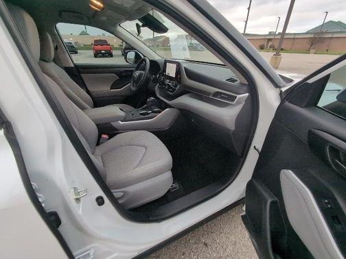 2025 Toyota Highlander LE