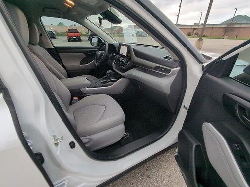 2025 Toyota Highlander LE