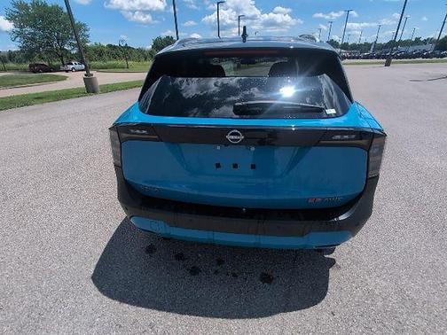 Arctic Ice Blue Metallic/Super Black 2025 Nissan Kicks SR