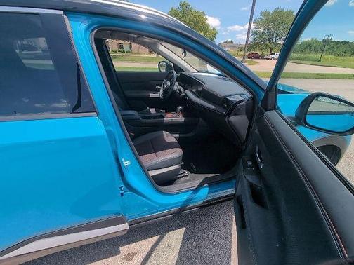 Arctic Ice Blue Metallic/Super Black 2025 Nissan Kicks SR