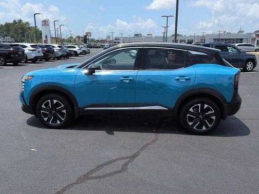 Arctic Ice Blue Metallic/Super Black 2025 Nissan Kicks SR