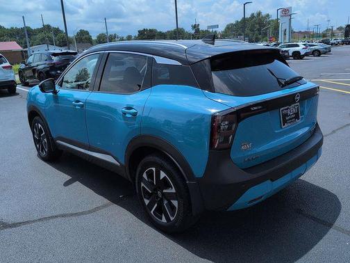 Arctic Ice Blue Metallic/Super Black 2025 Nissan Kicks SR