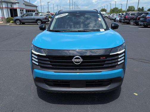 Arctic Ice Blue Metallic/Super Black 2025 Nissan Kicks SR