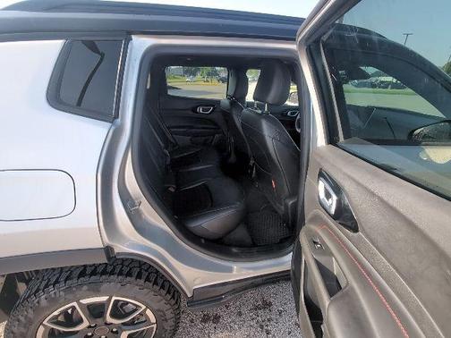 Silver Zynith 2025 Jeep Compass Trailhawk